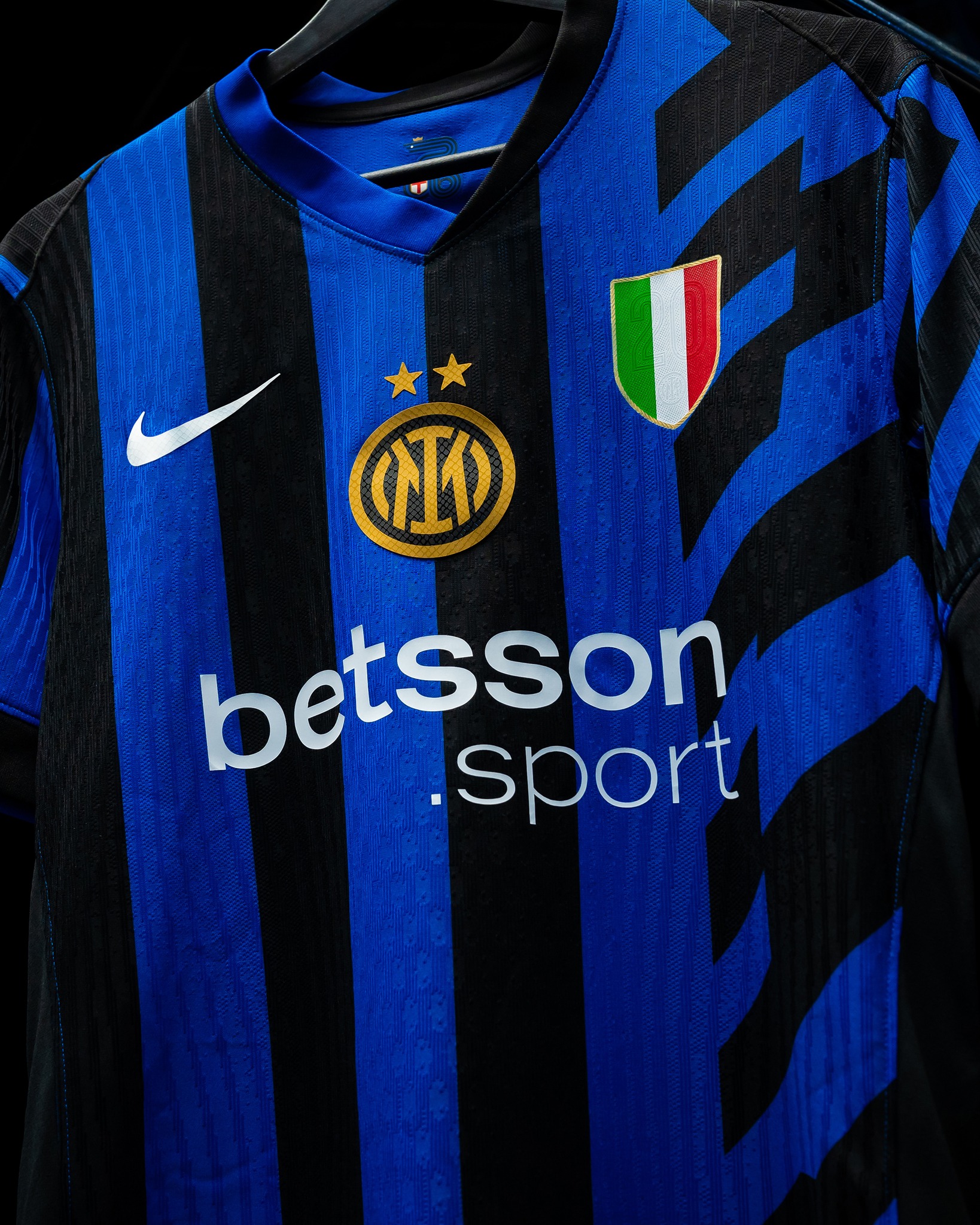 Maglia home dell’Inter 2024-2025: la prima con le due stelle