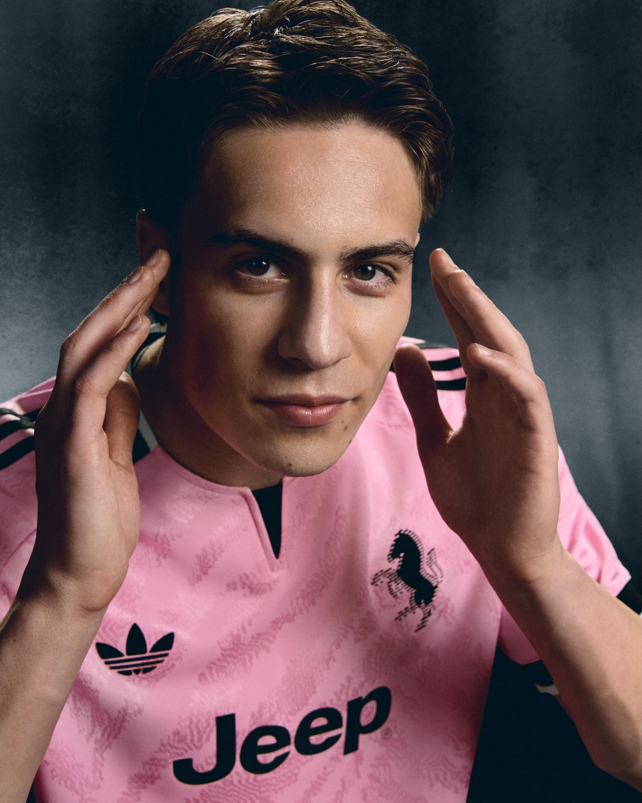 Maglia away rosa della Juventus 2026-2027 ispirata alla prima maglia