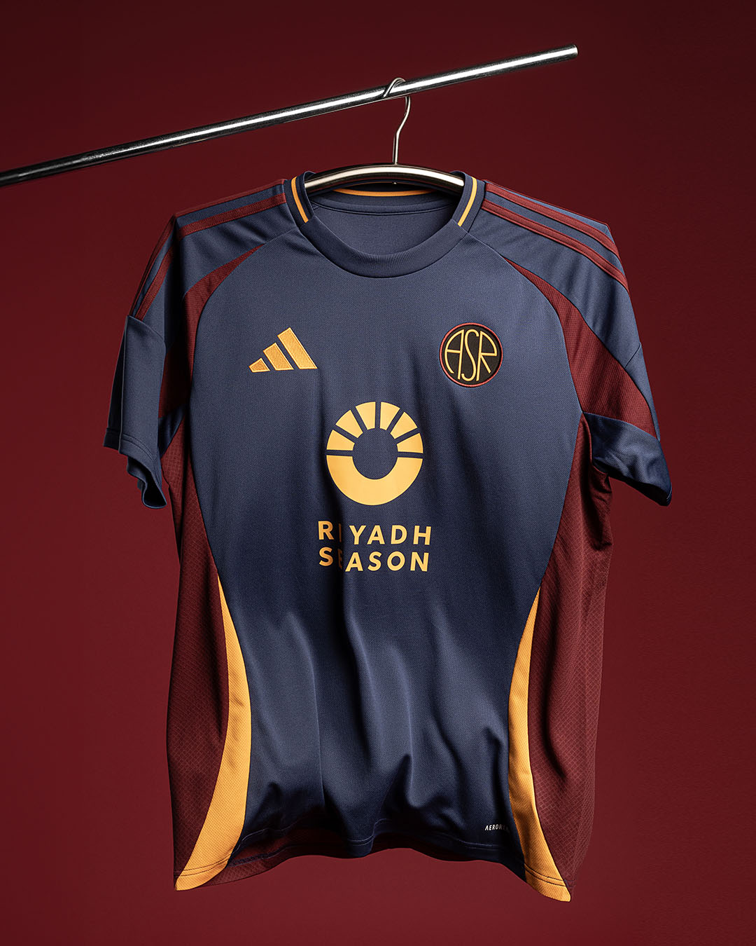 Terza maglia dell’AS Roma 2024-2025: il ritorno al navy del 1991-1992