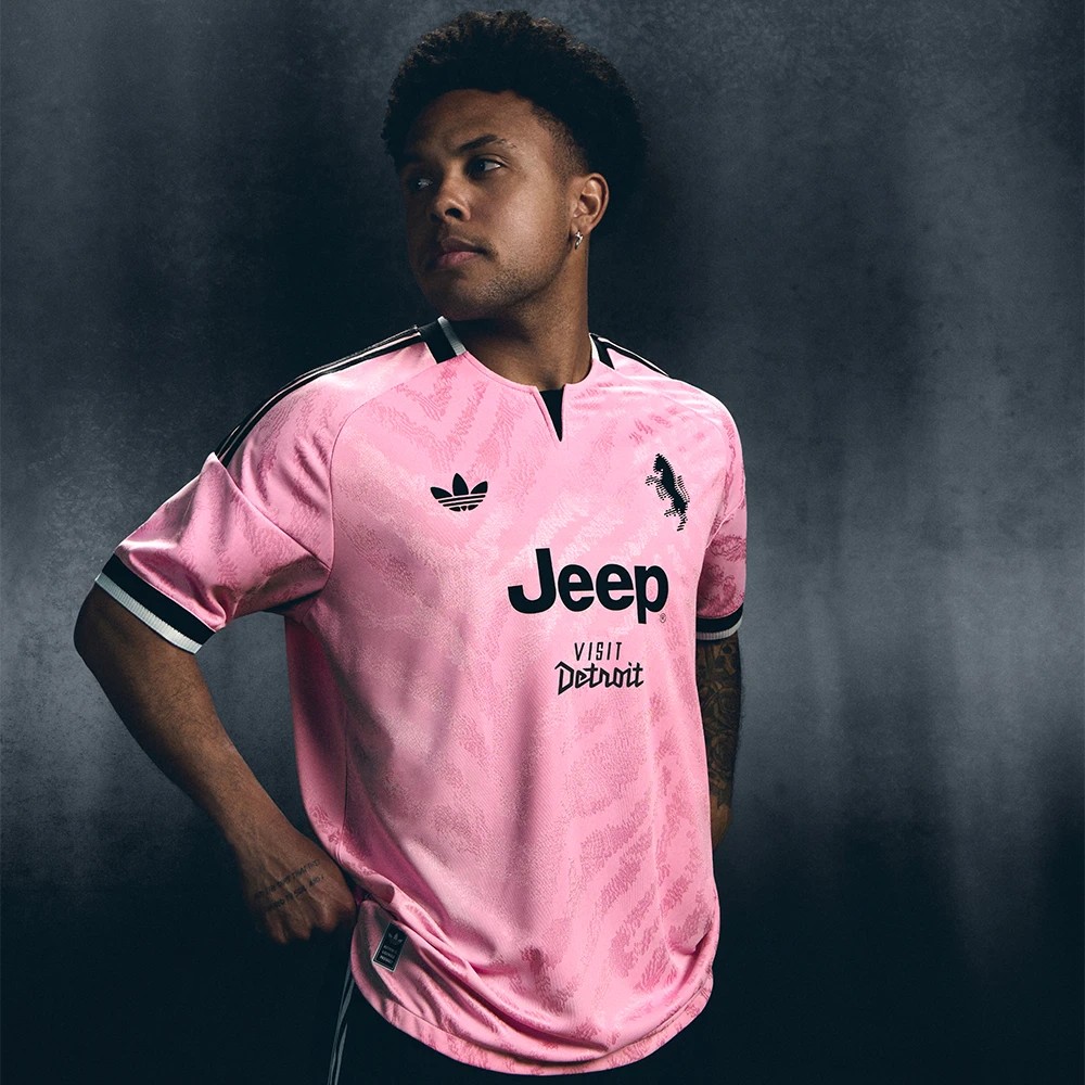 Maglia away rosa della Juventus 2026-2027 ispirata alla prima maglia