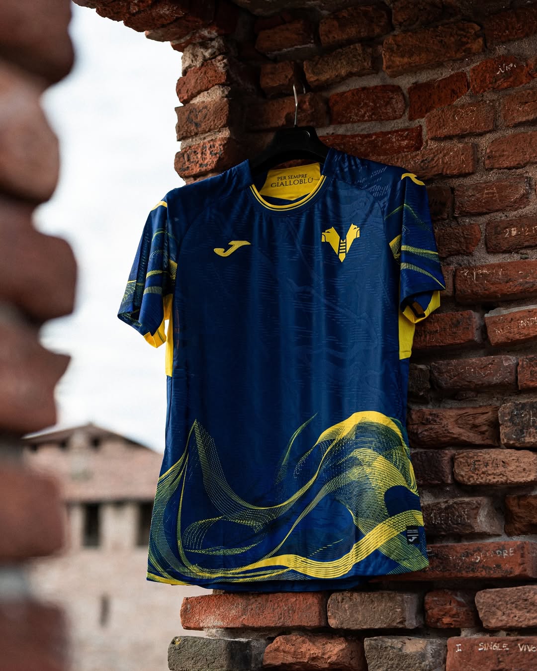 Maglie dell'Hellas Verona 2025-2026: i mastini di JOMA e il ricordo del 1985-1986