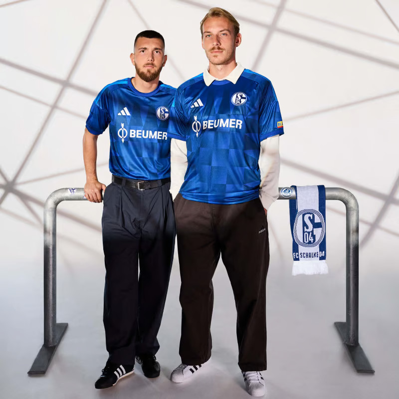 Maglie dello Schalke 04 2026-2027 omaggio ai 25 anni della VELTINS-Arena
