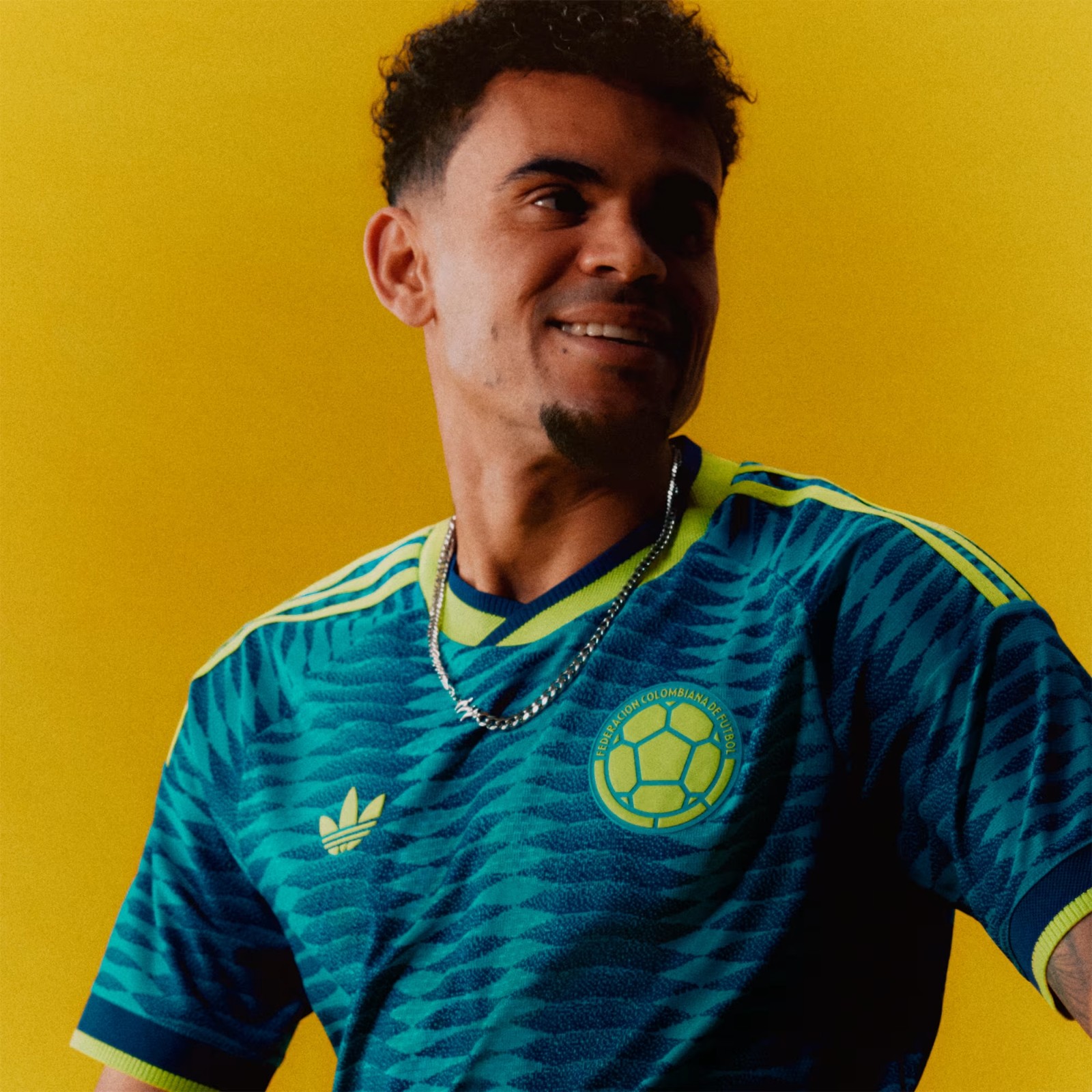 La maglia away della Colombia per i Mondiali 2026 celebra la biodiversità