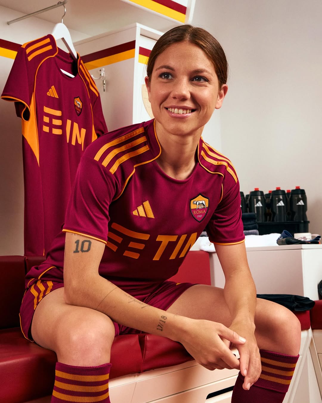 Maglia home dell'AS Roma 2025-2026: adidas riporta il look degli anni Novanta