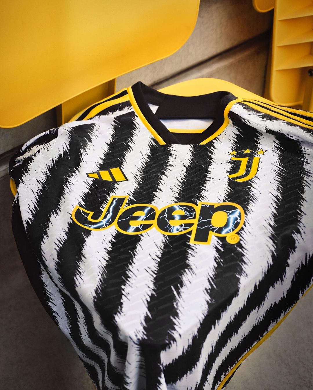 Maglia home della Juventus 2023-2024: le strisce diventano manto di zebra