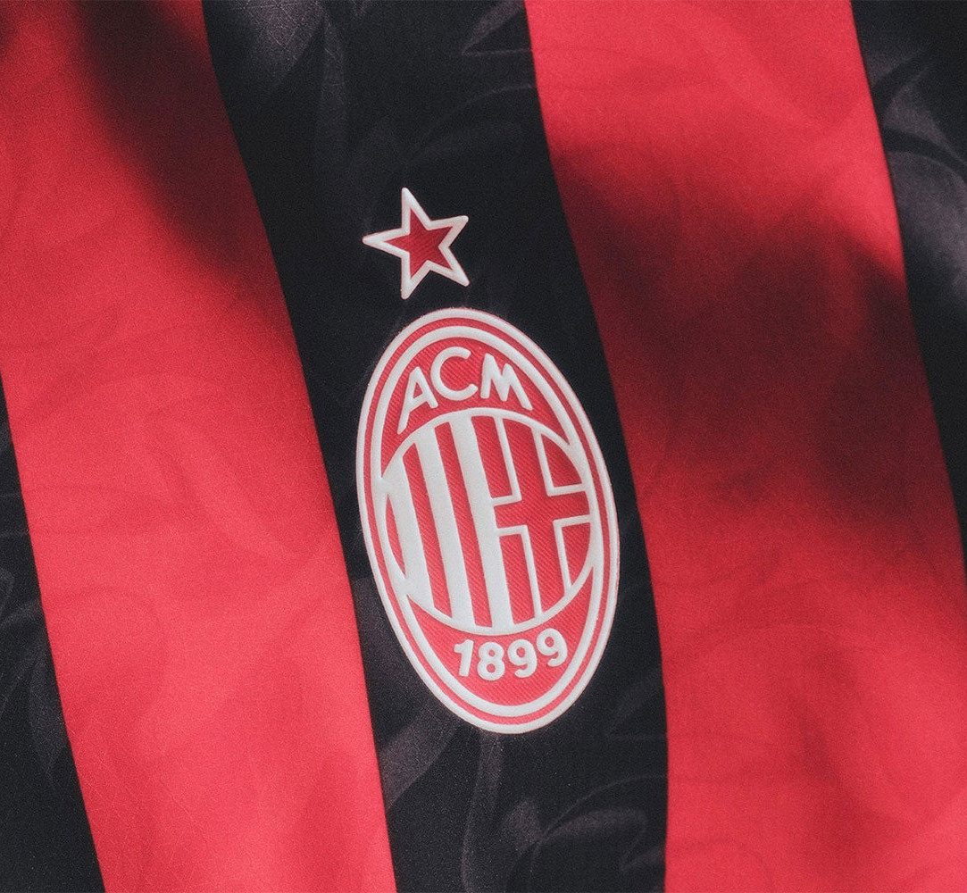 Maglia home del Milan 2025-2026: le fiamme del diavolo firmate Puma