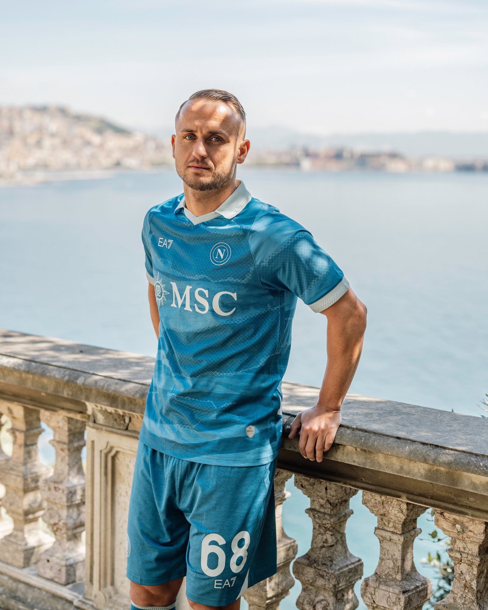 Il Napoli celebra la città con la maglia EA7 Partenope