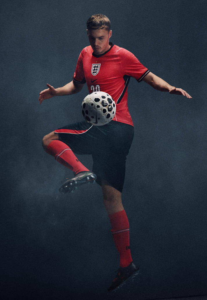 La maglia away dell'Inghilterra per i Mondiali 2026 ha colori audaci!