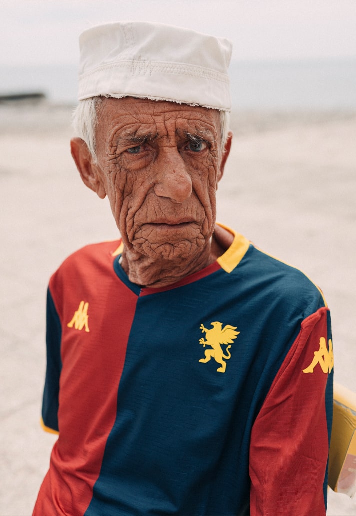 Maglie del Genoa CFC 2025-2026: stemma scomposto, Croce di San Giorgio e inno