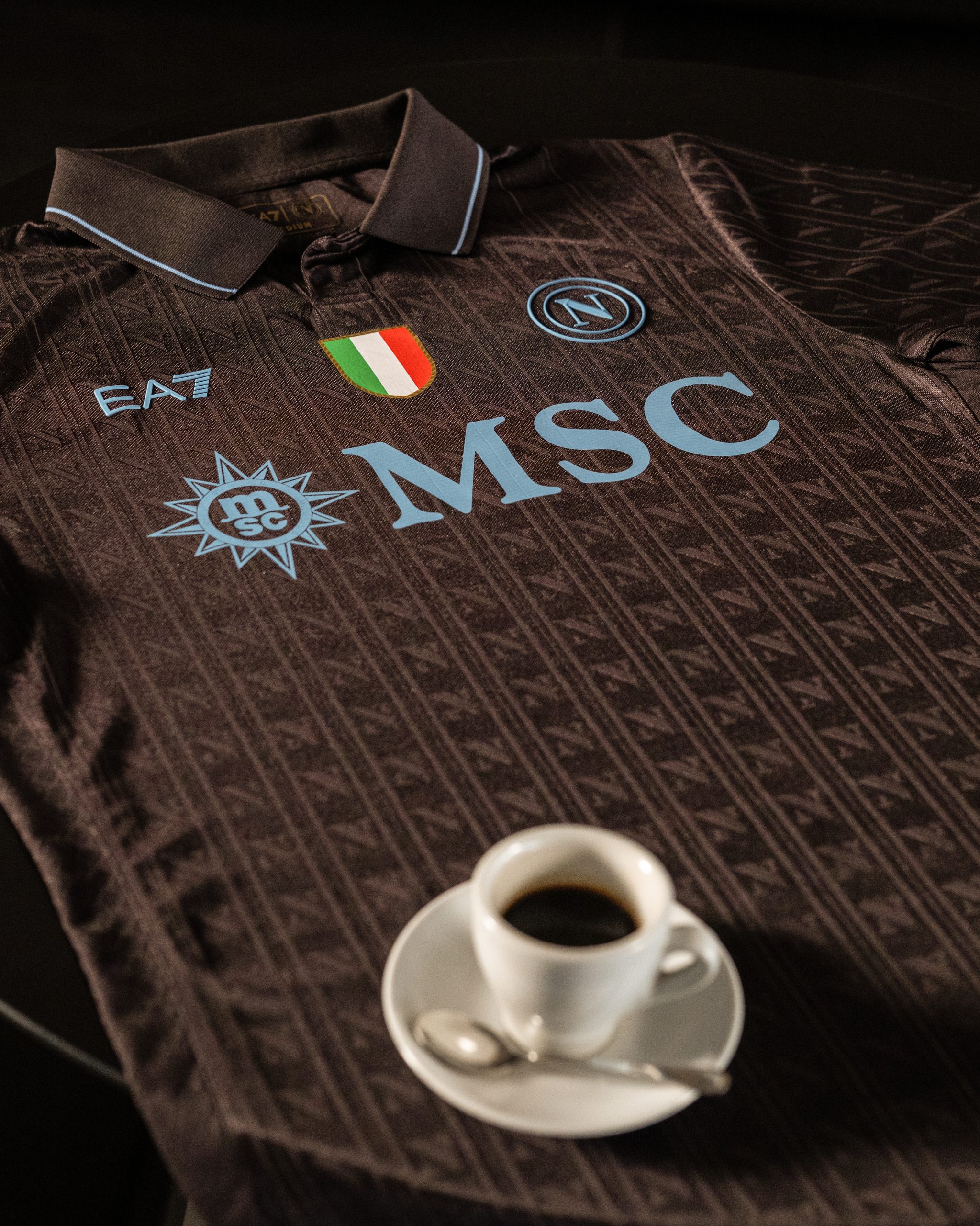 Maglie del SSC Napoli 2025-2026: omaggio alla città e al caffè