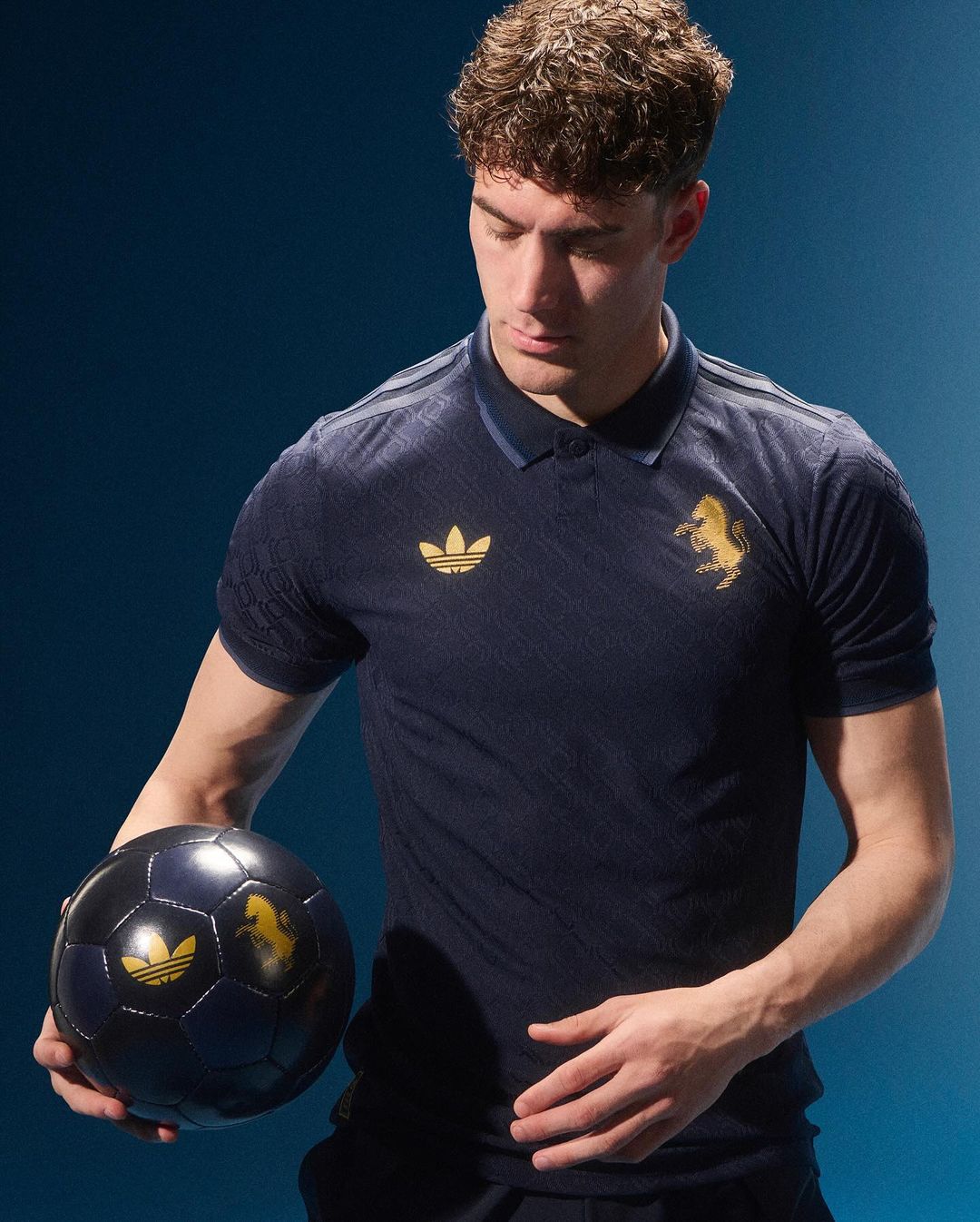 Terza maglia della Juventus 2024-2025: cielo stellato e loghi retro