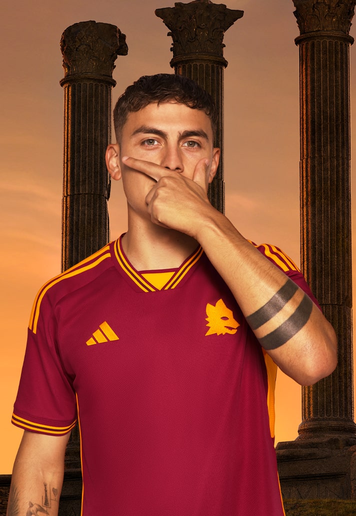 Maglia home della AS Roma 2023-2024: il ritorno di adidas trent anni dopo