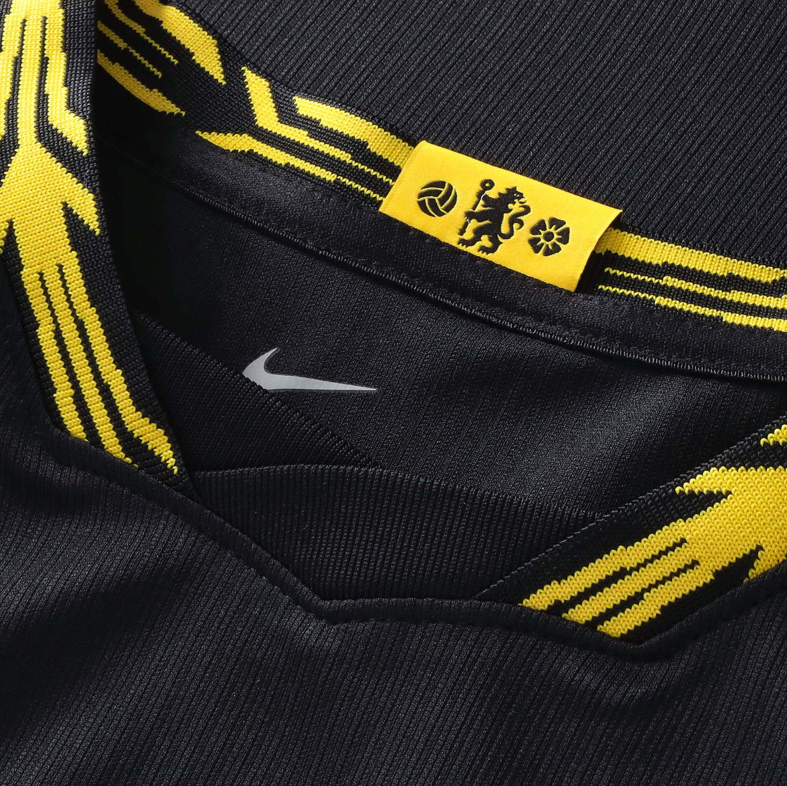 Maglia away del Chelsea 2026-2027: «Unleash The Lion», nero e oro per i Blues