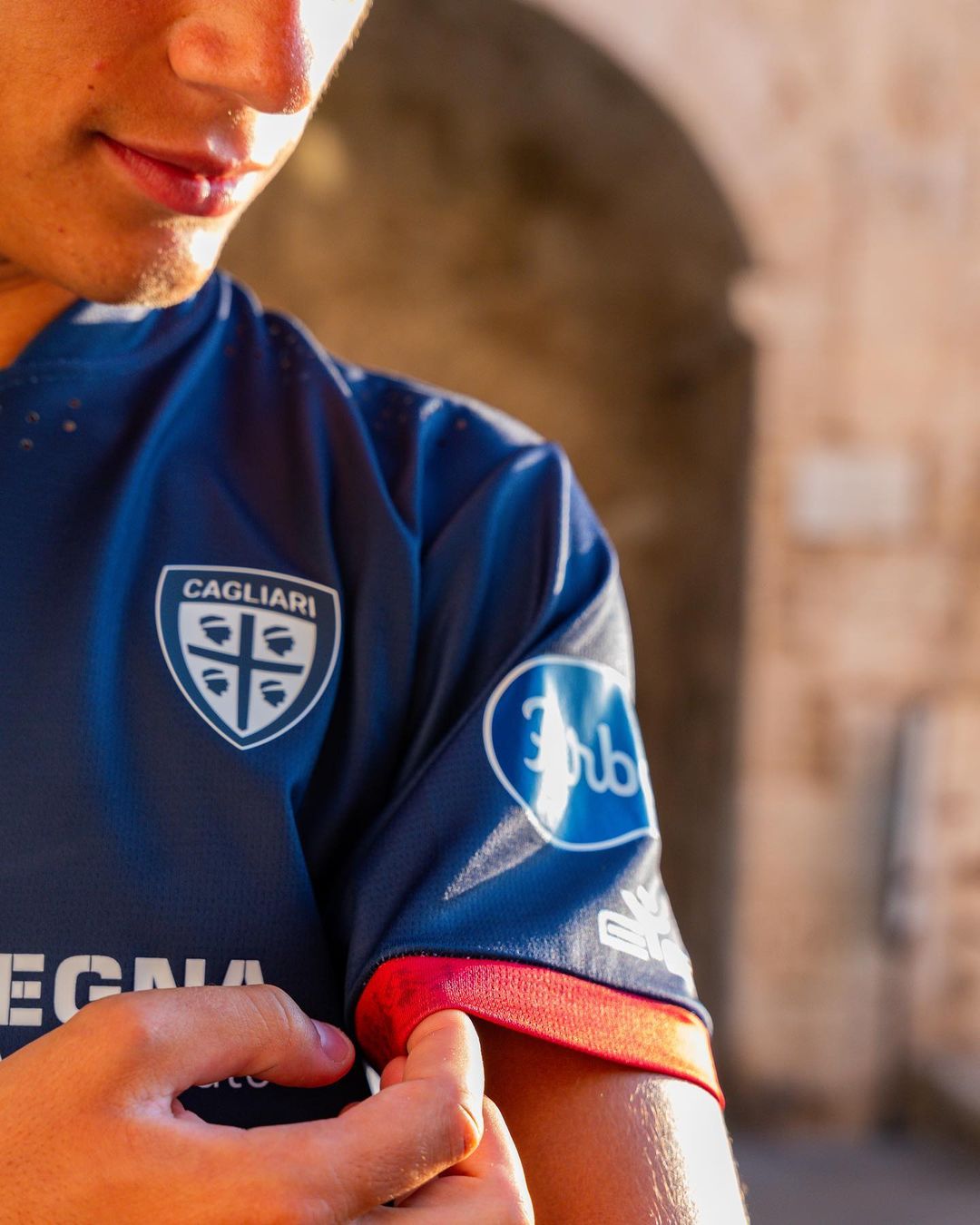 Maglie del Cagliari 2023-2024: Eye Sportswear tra Dea madre e onde del mare