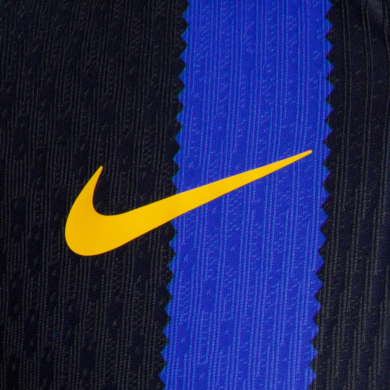 Maglia home dell’Inter 2026-2027: «Timeless elegance» e il ritorno del colletto polo