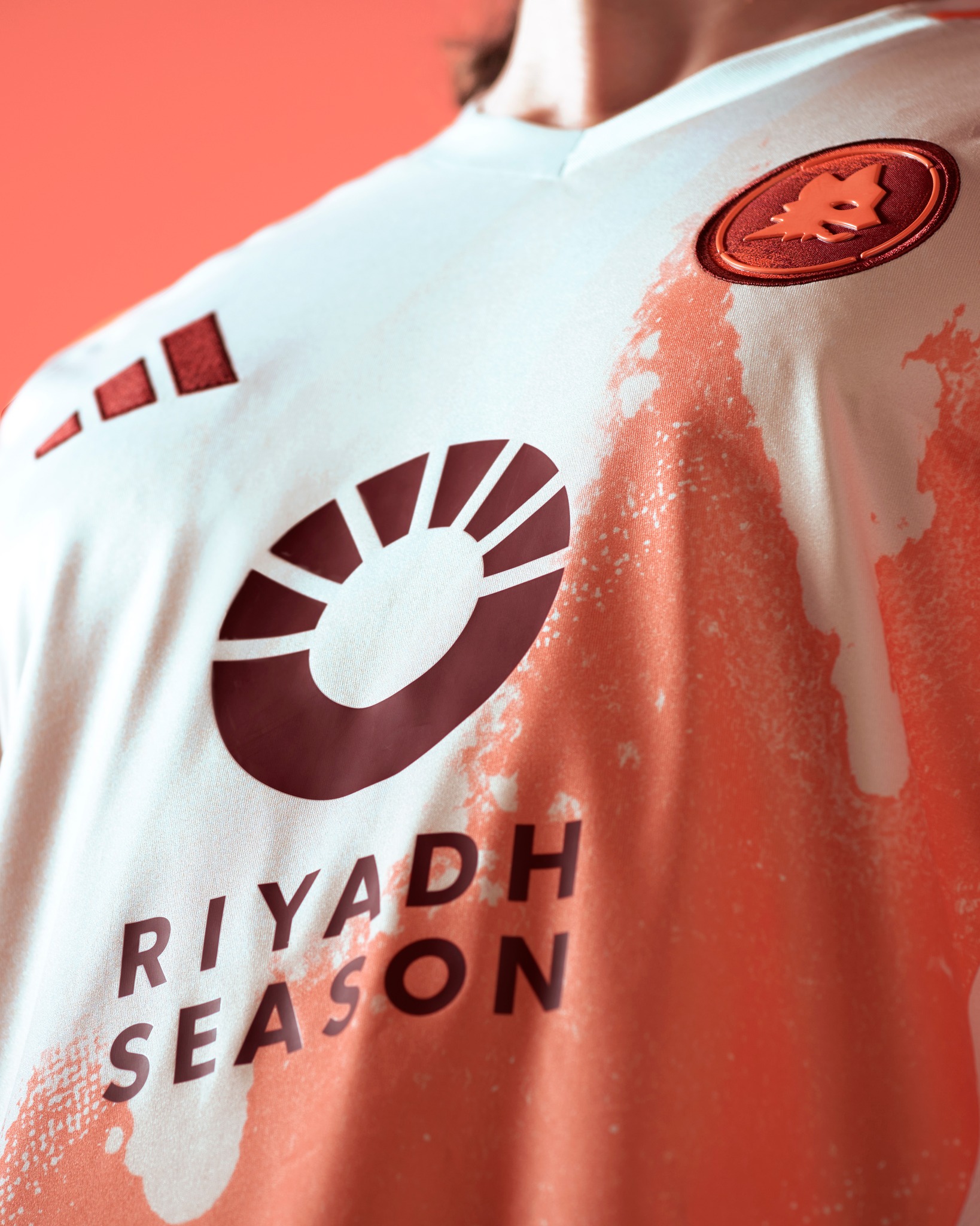 Maglia away dell’AS Roma 2024-2025: i graffiti del Testaccio