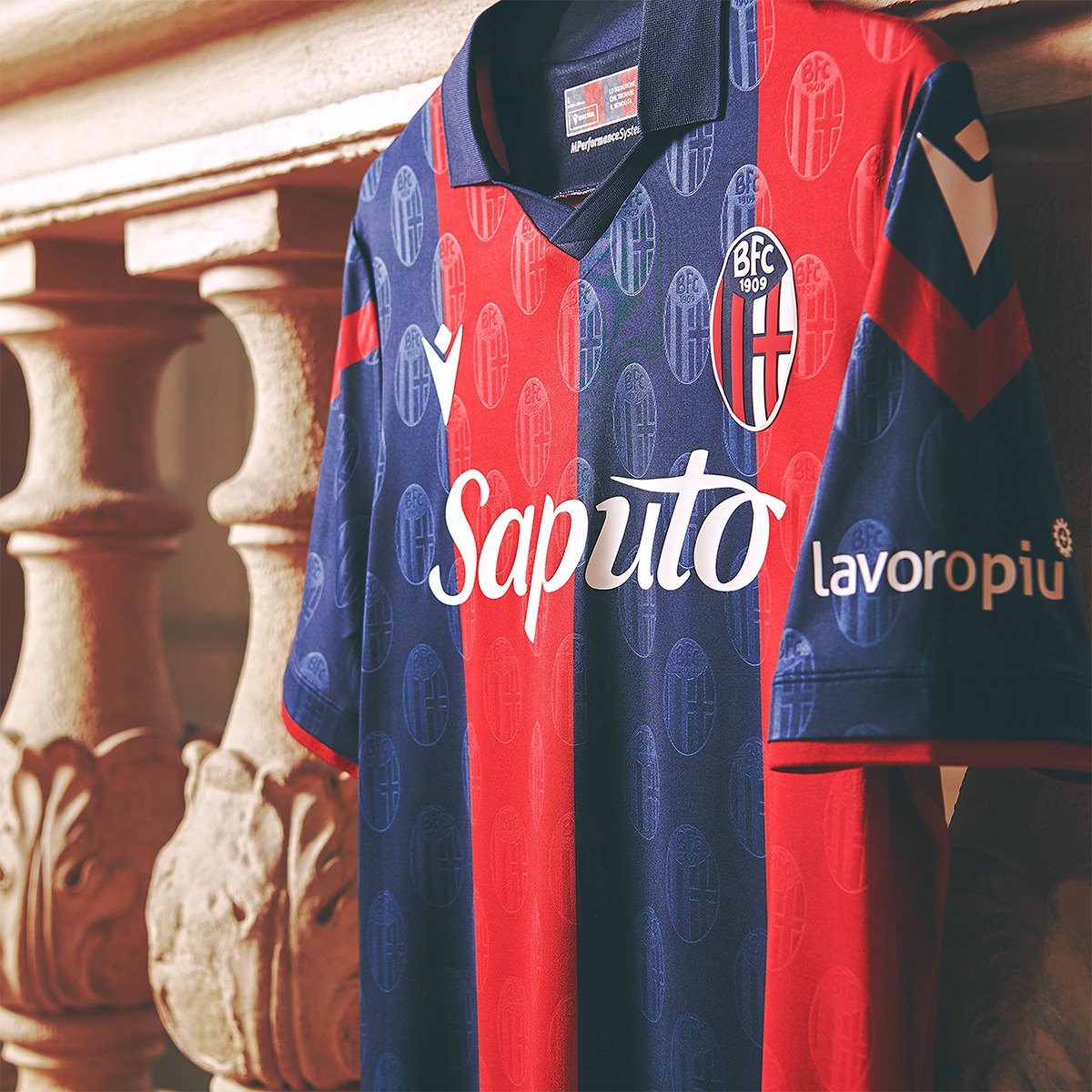 Maglie del Bologna 2023-2024: Macron e il motto «Honor the red and the blue»