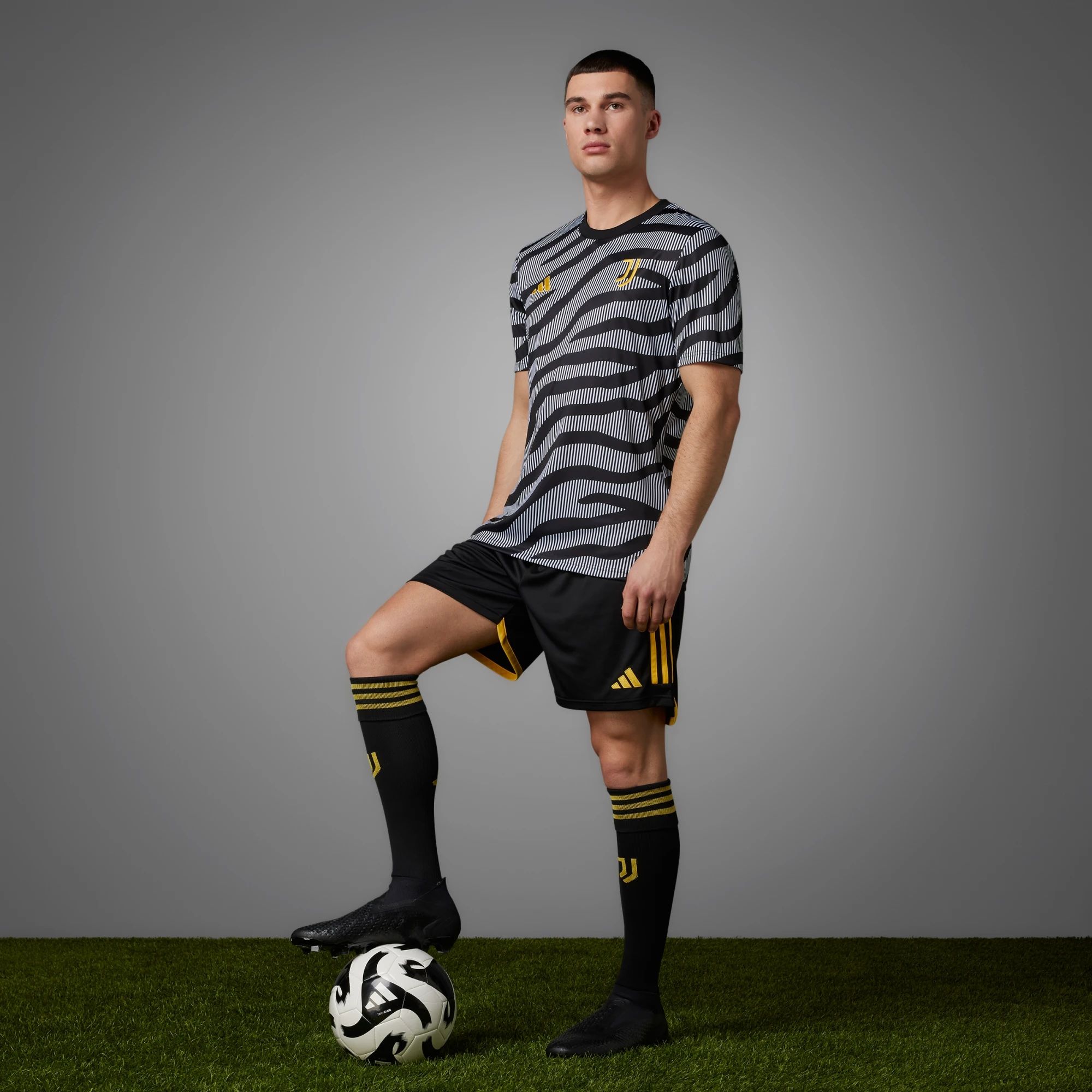 Maglia da riscaldamento della Juventus 2023-2024: onde nere e branding oro