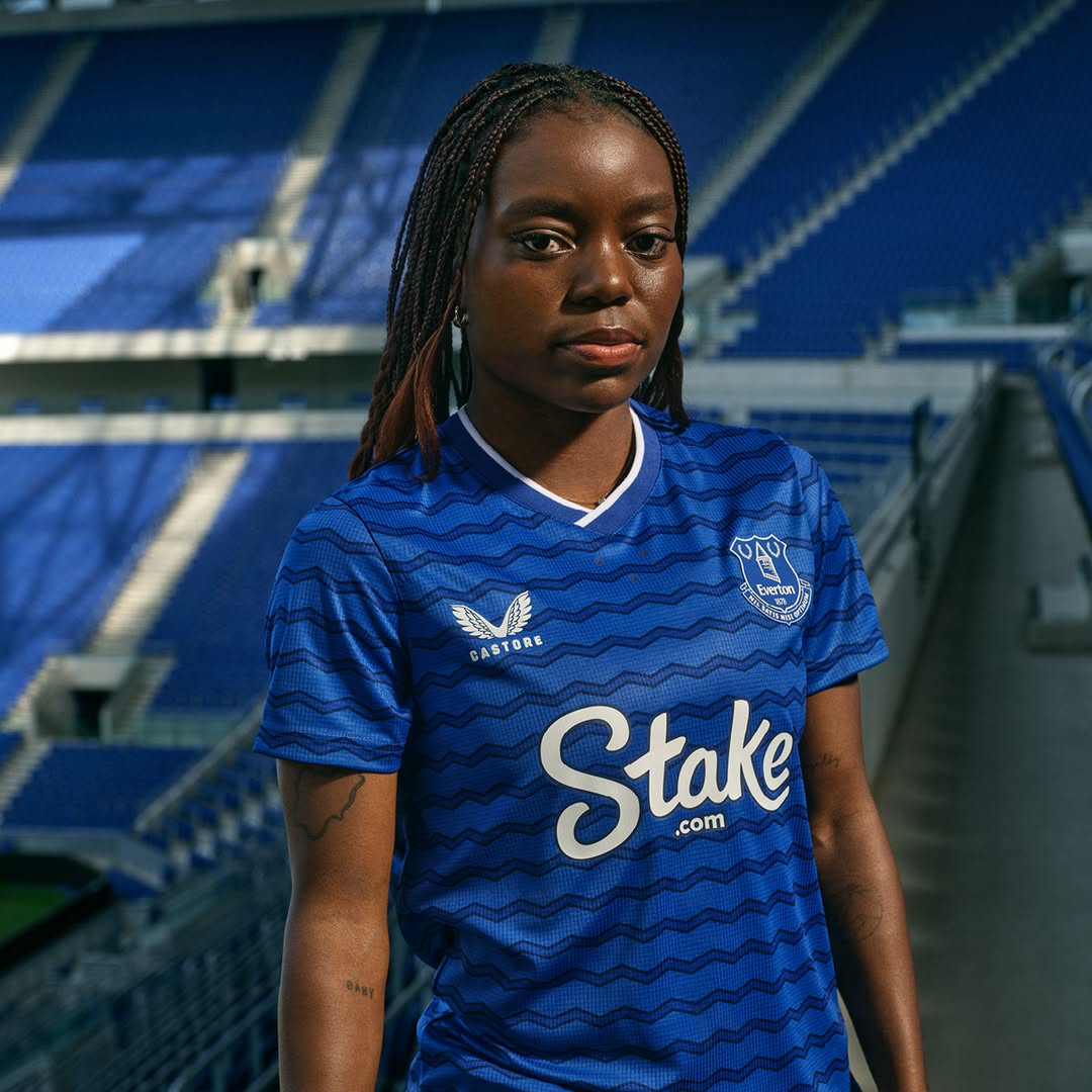 Le maglie dell'Everton 2025-2026 rendono omaggio al nuovo stadio e ai docklands!