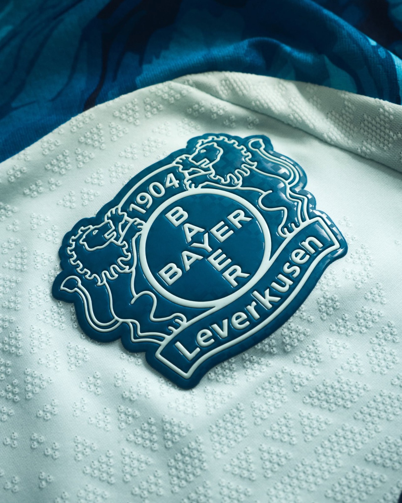 Maglie del Bayer Leverkusen 2026-2027 ispirate alla BayArena e a 'City of Colours'
