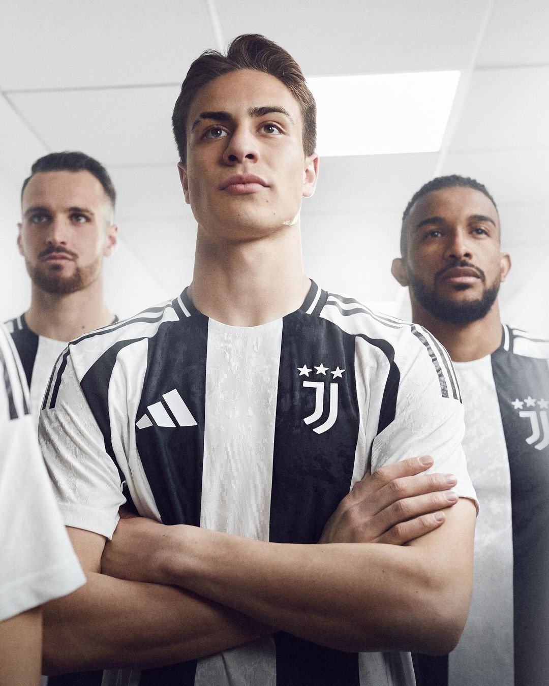 Maglia home della Juventus 2024-2025: le strisce diventano paesaggio lunare