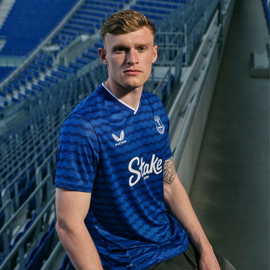 Le maglie dell'Everton 2025-2026 rendono omaggio al nuovo stadio e ai docklands!