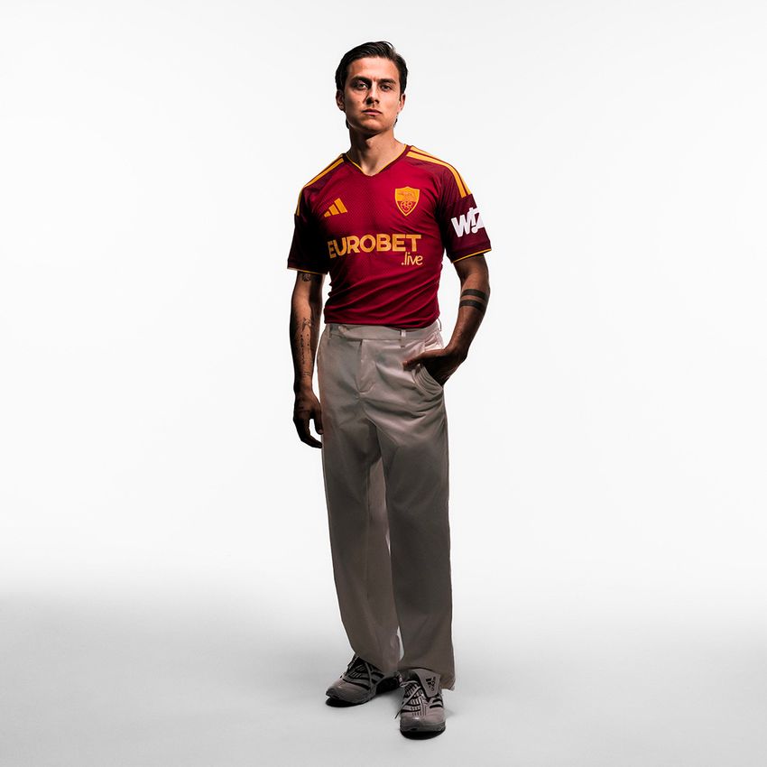 La maglia home dell'AS Roma 2026-2027 respira il DNA del club