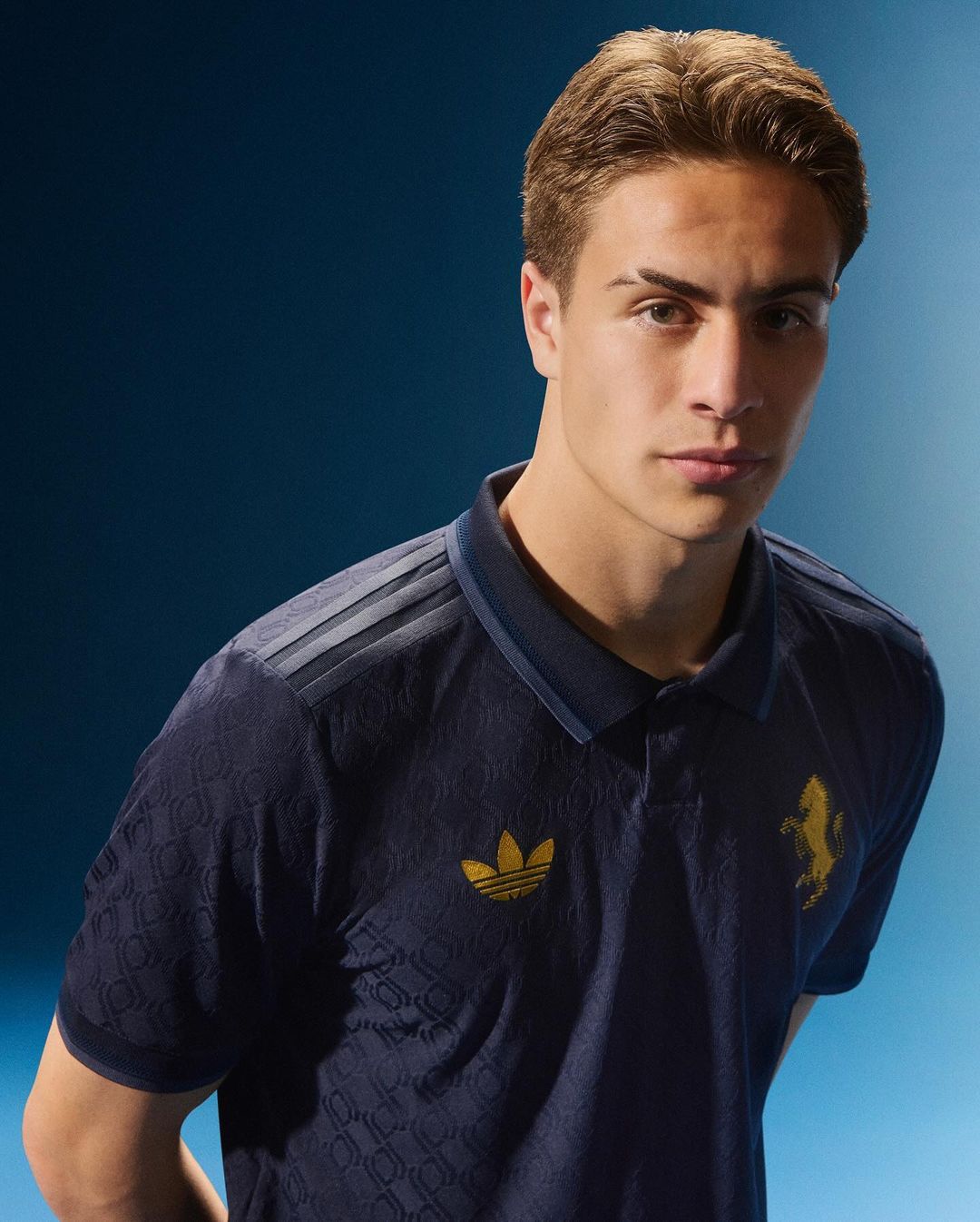 Terza maglia della Juventus 2024-2025: cielo stellato e loghi retro