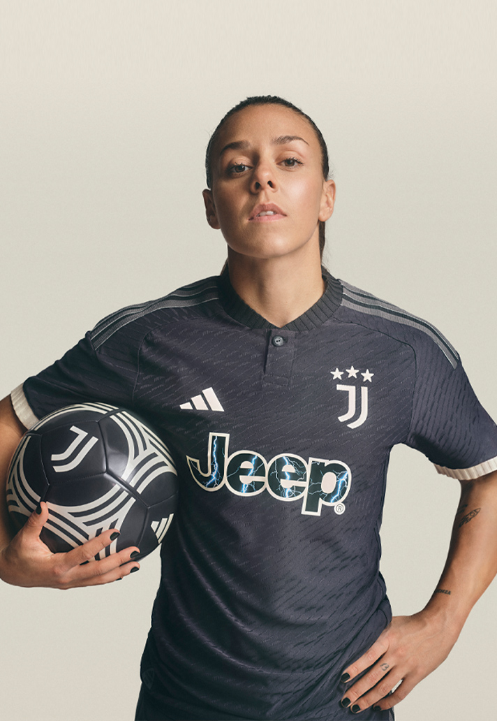 Terza maglia della Juventus 2023-2024: l'antracite industriale di Torino