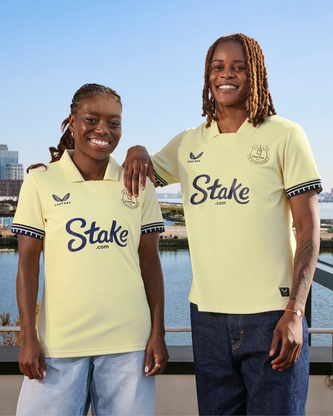 Le maglie dell'Everton 2025-2026 rendono omaggio al nuovo stadio e ai docklands!