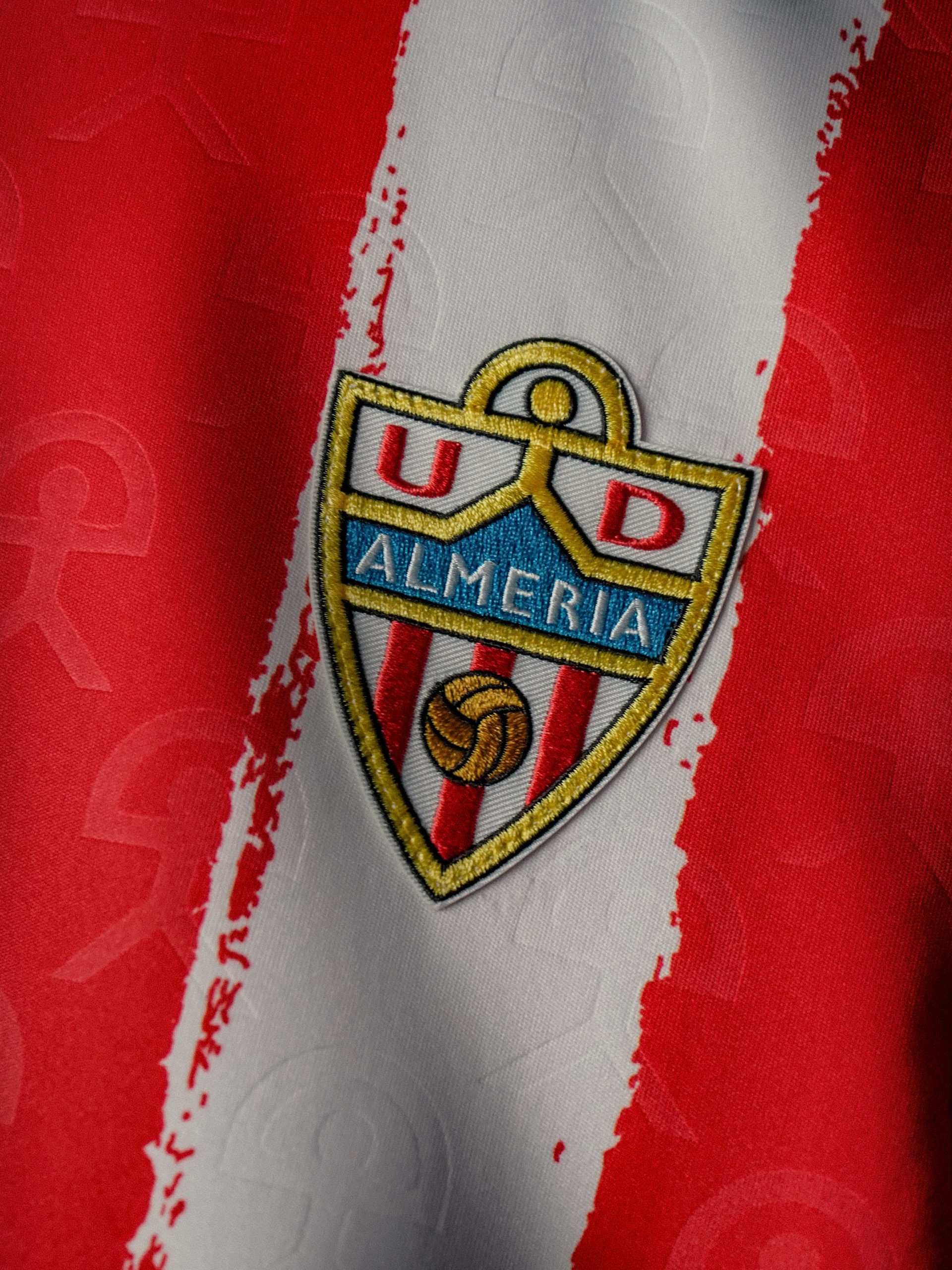 Maglie UD Almería 2026-2027 nel segno del simbolo Indalo