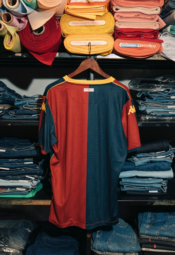 Maglie del Genoa CFC 2025-2026: stemma scomposto, Croce di San Giorgio e inno