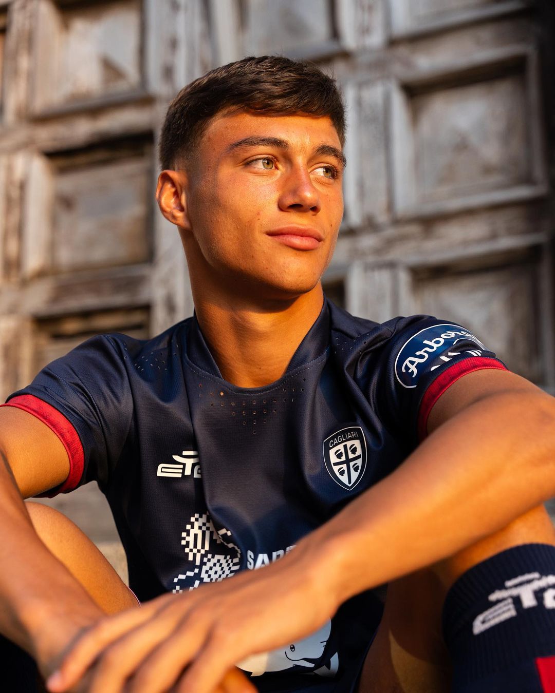 Maglie del Cagliari 2023-2024: Eye Sportswear tra Dea madre e onde del mare