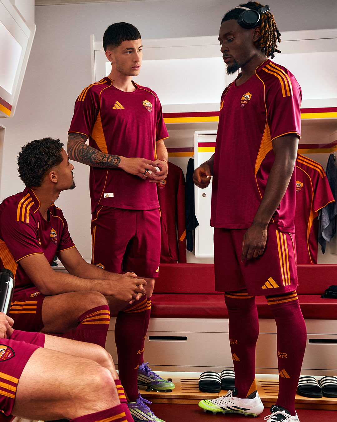 Maglia home dell'AS Roma 2025-2026: adidas riporta il look degli anni Novanta