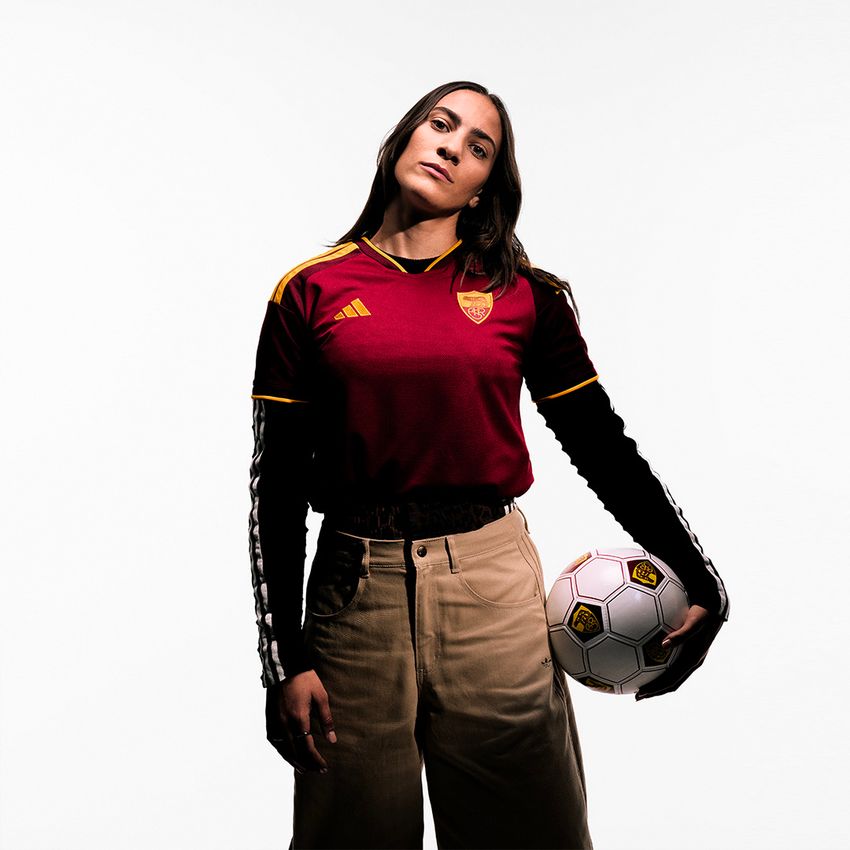 La maglia home dell'AS Roma 2026-2027 respira il DNA del club