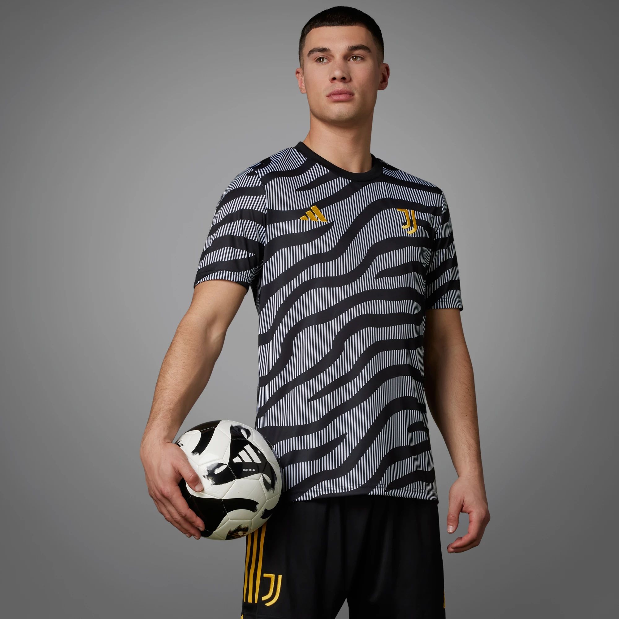 Maglia da riscaldamento della Juventus 2023-2024: onde nere e branding oro